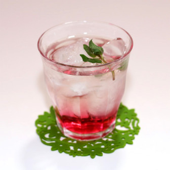 ほんのりピンク【赤しそ日本酒ロック】　日本酒に氷とちょい足し赤しそ